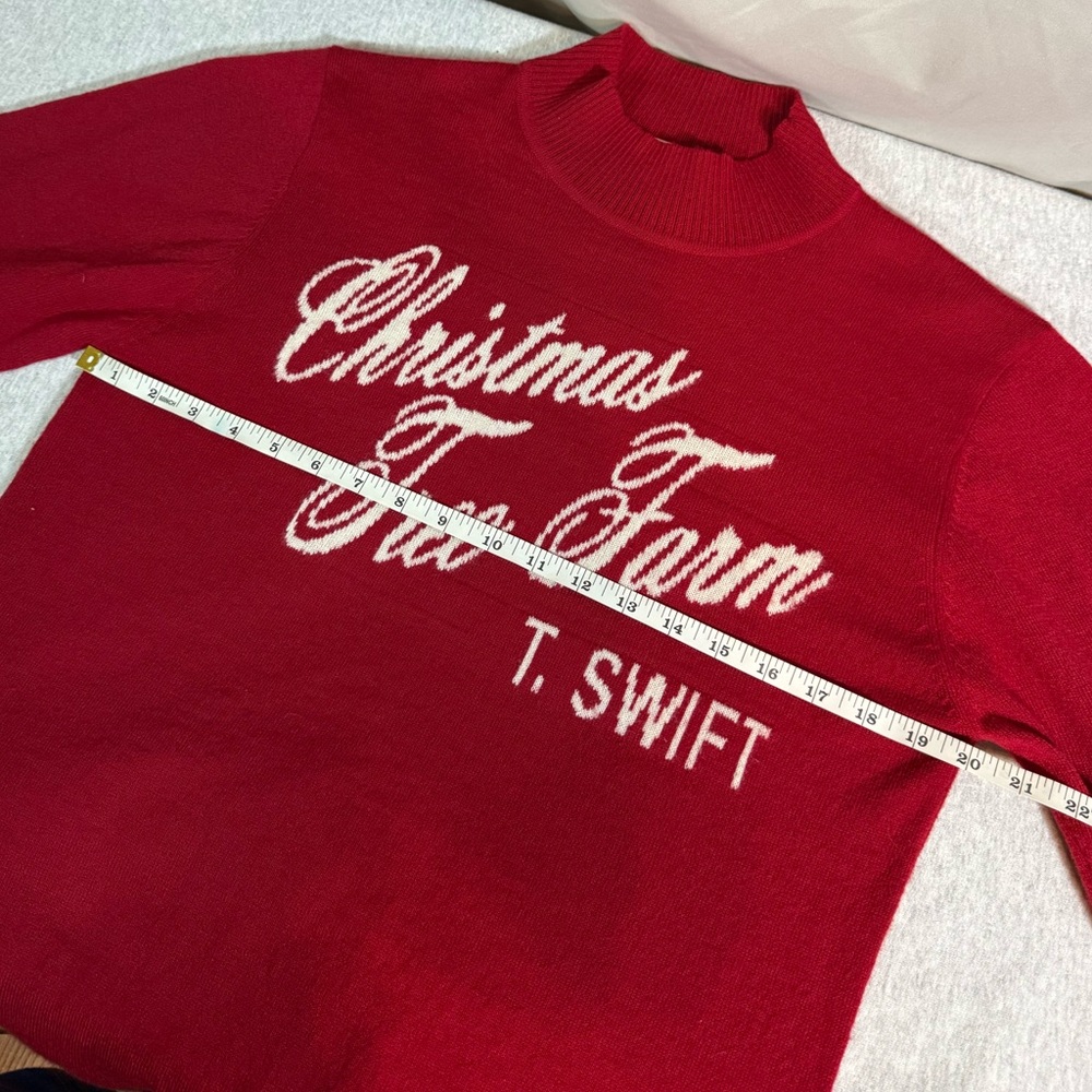Taylor Swift “Christmas Tree Farm” Mock Neck Sweater – Red *RARE* 🎄❤️ - Picture 9 of 9